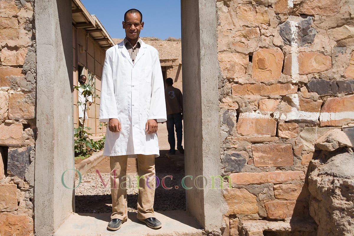 Mohamed devant l'école de Tazzarine