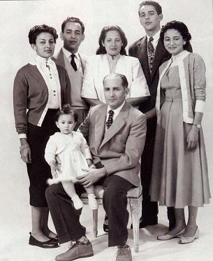 Mohammed V entouré de ses enfants, en 1954 à Madagascar. Tous sont habillés à l'européenne, les filles ne portent pas de voile