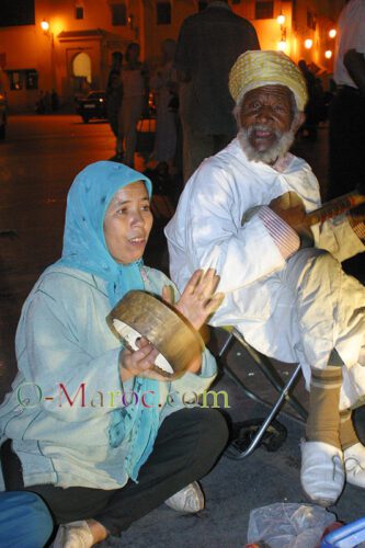 IUne troupe de chanteurs et charmeurs de serpent se produit le soir, sur la place Jemaa Fna