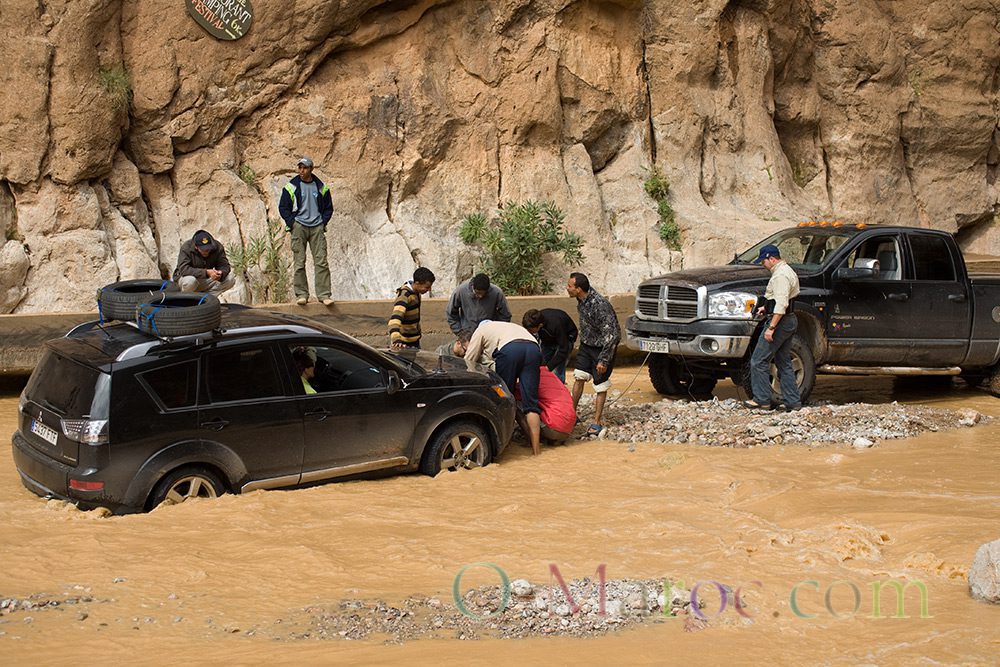 Touring car stuck at the bottom of the Todra gorges