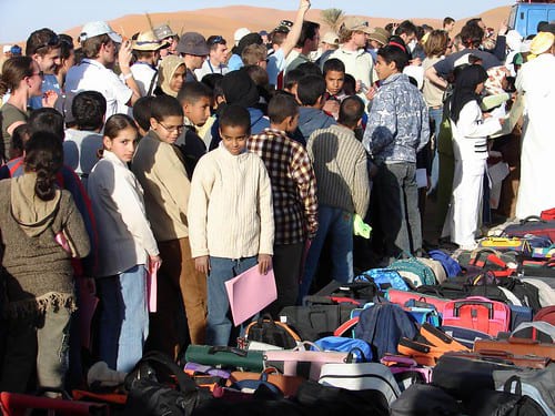 Distribution 4l trophy merzouga Moroccan children