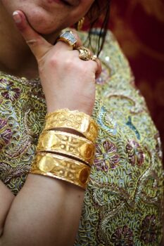 Three makyess (gold bracelets with louis)