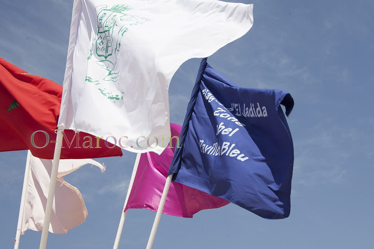 Le pavillon bleu au nom d'El Jadida, avec d'autres drapeaux
