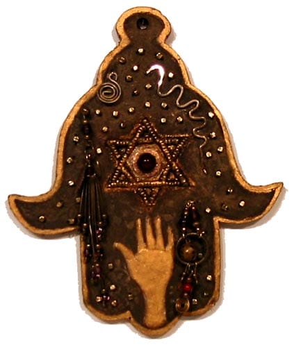 Hamsa decorated with the magen