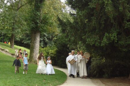 Group of Moroccan musicians in Buttes Chaumont