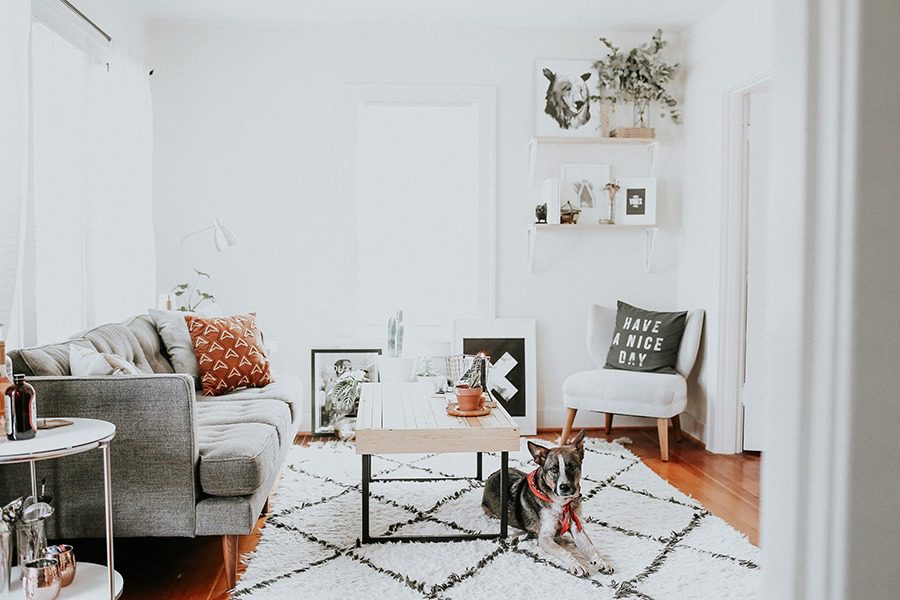 White wool rug with black lozenges in a modern decor
