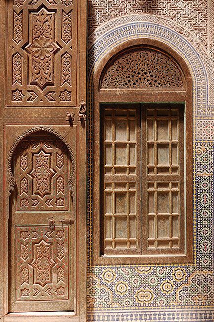 Porte et cadre de fenêtre en bois sculpté