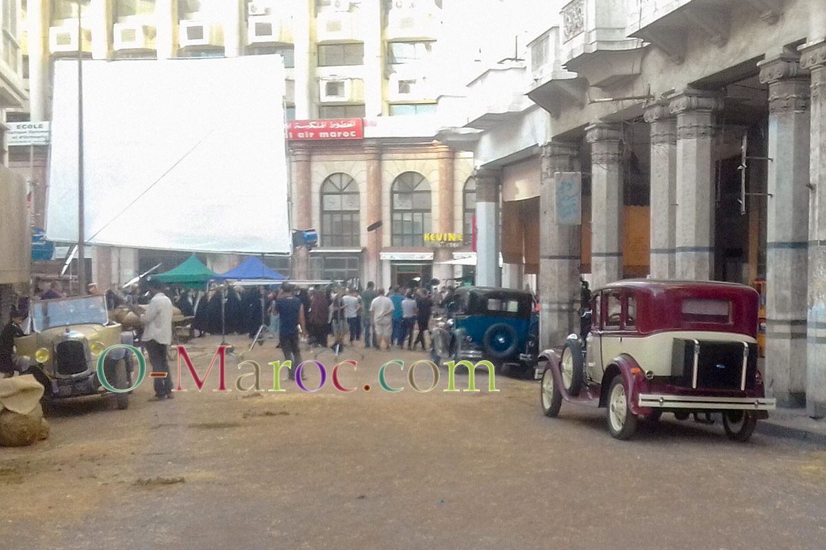 Un tournage de film d'époque à Casablanca avec des voitures anciennes