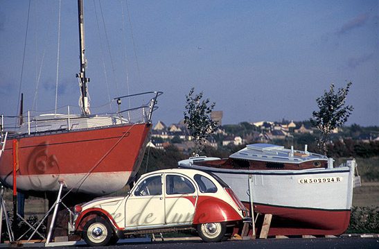 2CV boat-coloured car