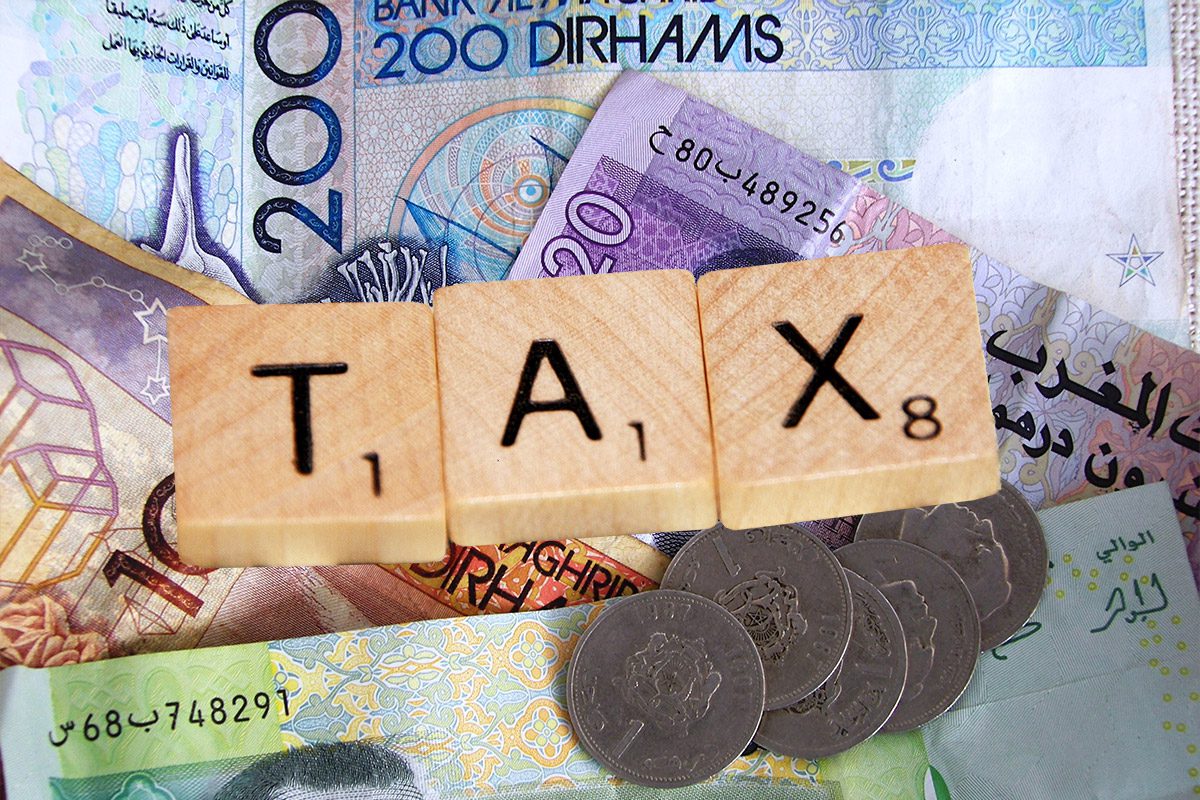Le mot "impots" sur fond de billets en euro