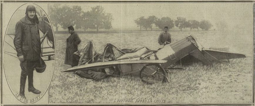L'avion de François de Briey complètement détruit au sol avec, sur la gauche un portrait de l'aviateur