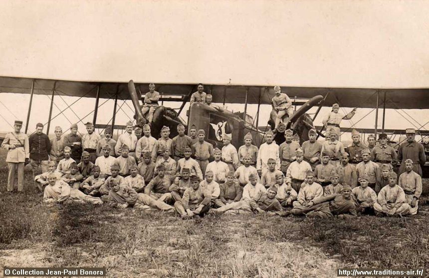 L'escadrille VB109 pose devant un de ses bombardiers