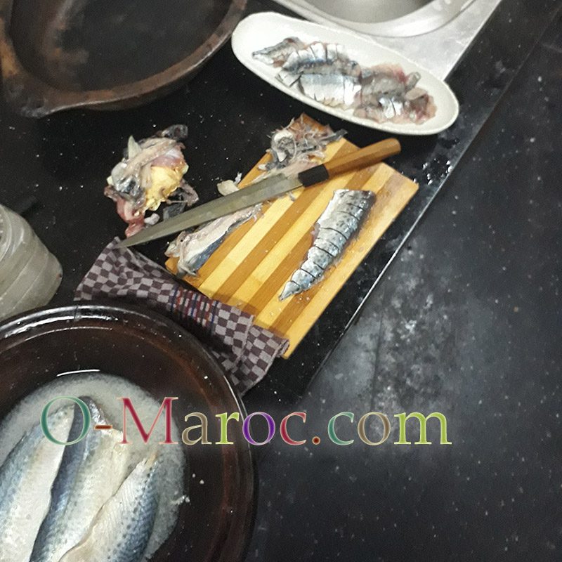 Préparation maquereau en sushi maison dans la medina, avec un couteau japonais