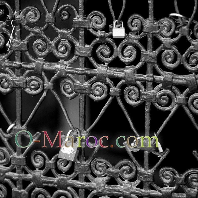 Cadenas accrochés à la grille d'une fenêtre d'un marabout